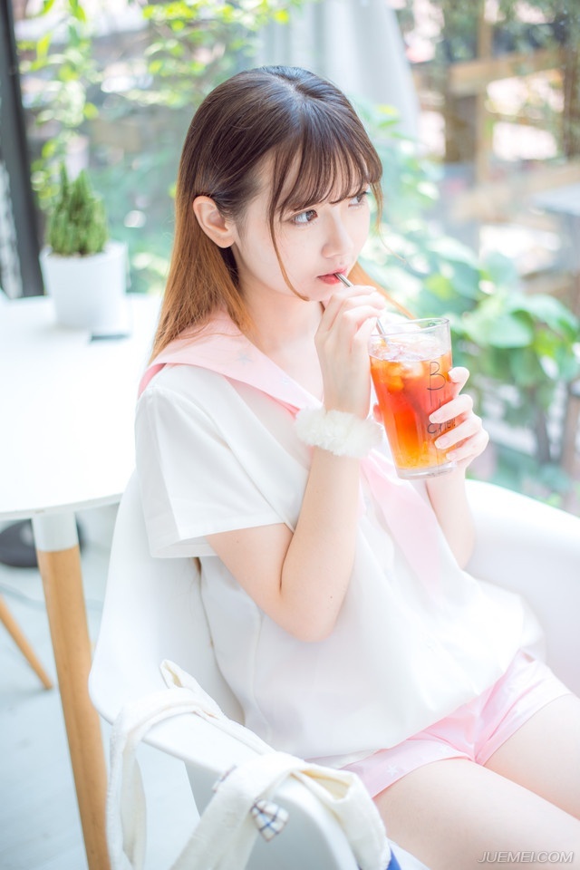 男人天生多情，只是他会对某一个人长情。女人天生专情，但她会对某一个人绝情。男人和一个喜欢的人在一起的时候，心里还有一个或多个她。因为他多情[lizhigushicom]。女人和一个喜欢的人在一起她所想的就是他。即使有更好的男人出现她也不会放弃。因为她的专情。而当她决定放弃一切都没有余地了。因为她绝情!